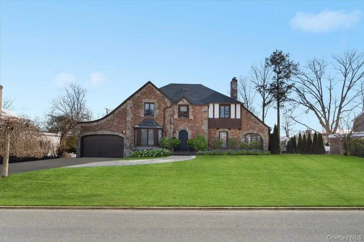 25 Pond Park Road, Great Neck, NY 11023 - Image #1