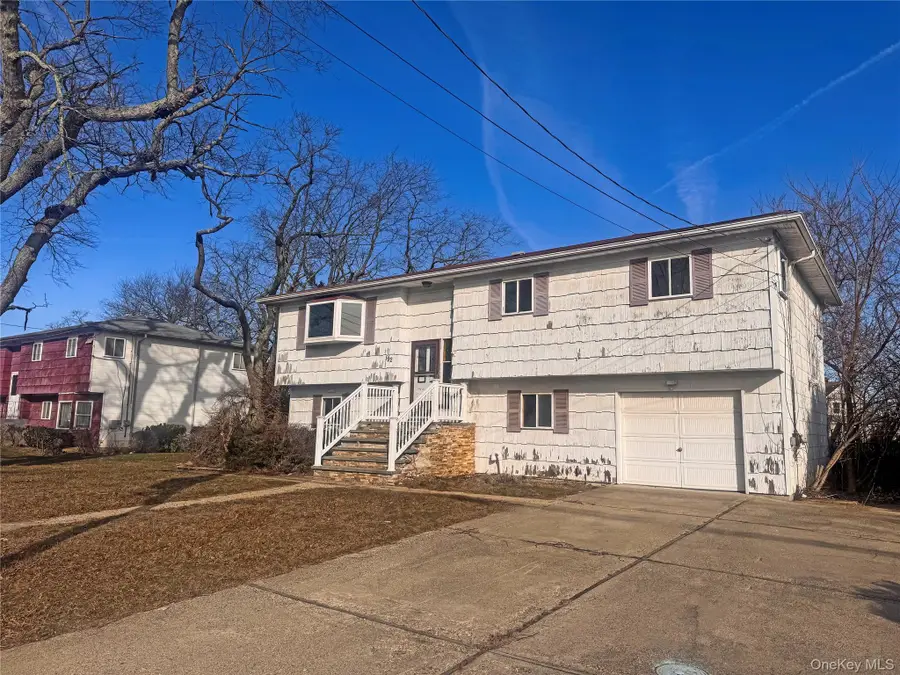 192 Ferraris Street, Copiague, NY 11726 - Image #2