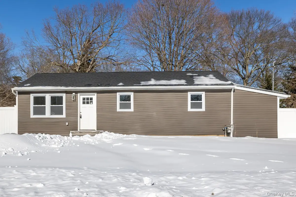 39 E Oakdale Street, Bay Shore, NY 11706 - Image #1