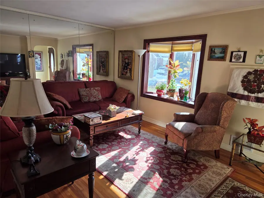 912 Oaks Drive, Franklin Square, NY 11010 - Image #3