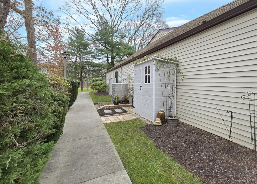 392 Clubhouse Court, Coram, NY 11727 - Image #3