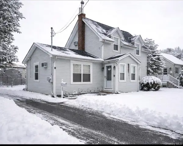 131 E Alhambra Avenue, Lindenhurst, NY 11757