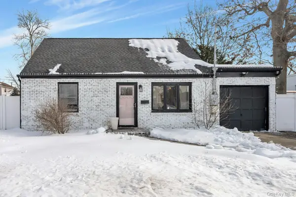 35 Kenwood Avenue, Massapequa, NY 11758