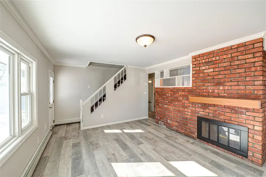 16 Sleepy Lane, Hicksville, NY 11801 - #3