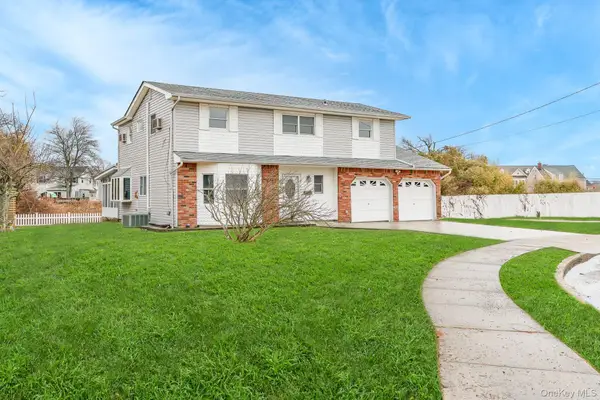 24 Brooktree Circle, Lindenhurst, NY 11757