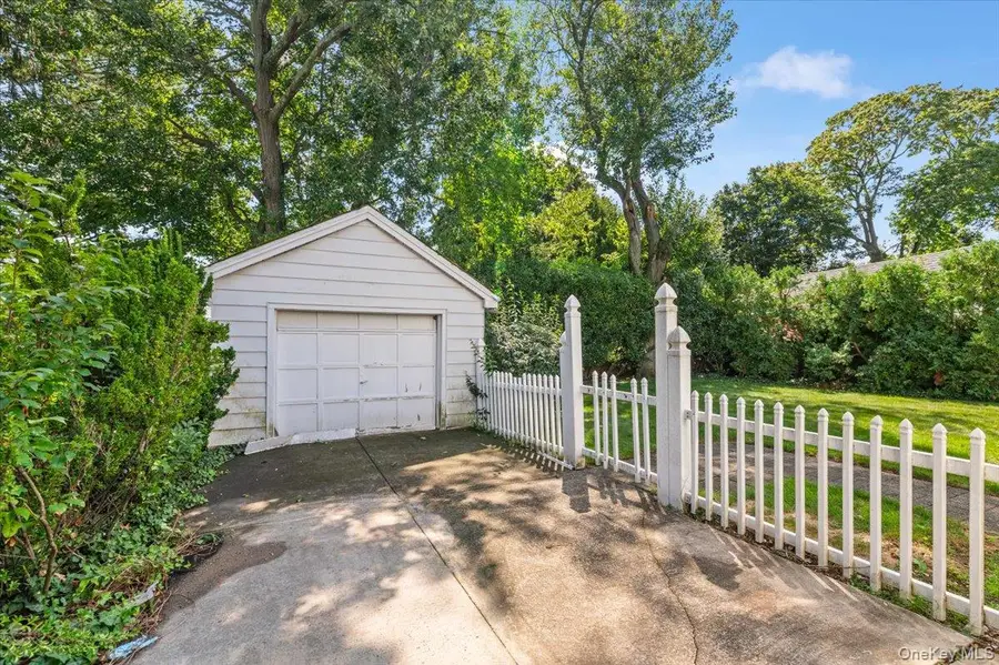 33 Lawrence Avenue, Malverne, NY 11565 - #3