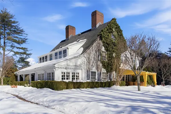 42 Clocktower Lane, Old Westbury, NY 11568