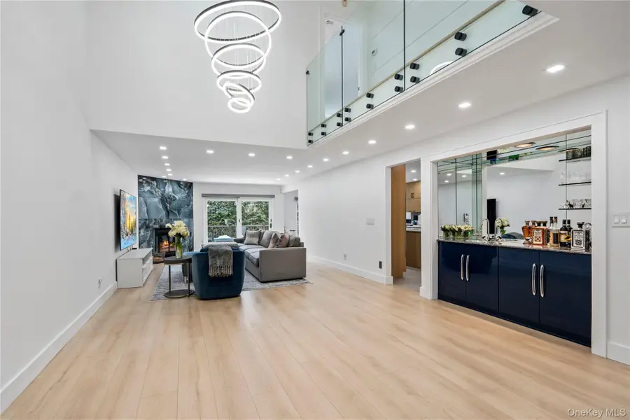 16 Pony Circle, Roslyn Heights, NY 11577 - #3