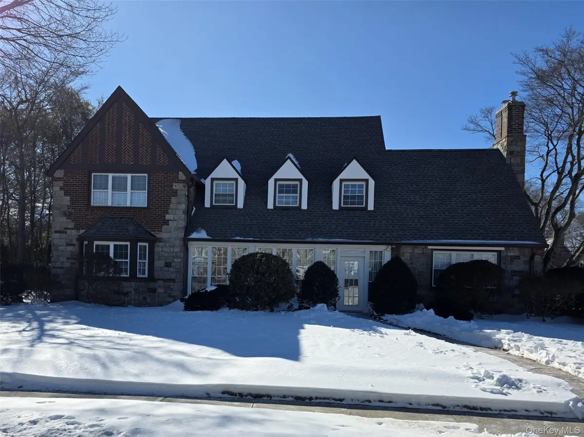 24 Canterbury Road, Rockville Centre, NY 11570 - #1