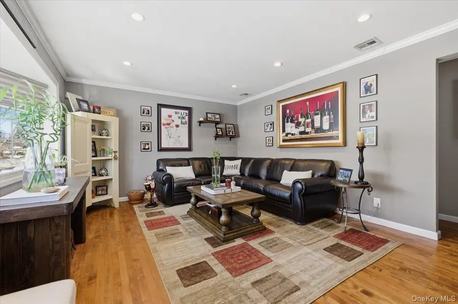 10 Darnley Place, Huntington Station, NY 11746 - #3