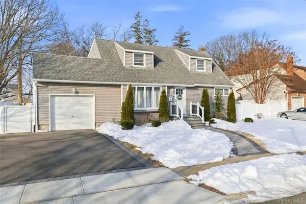 30 Linwood Place, Massapequa Park, NY 11762