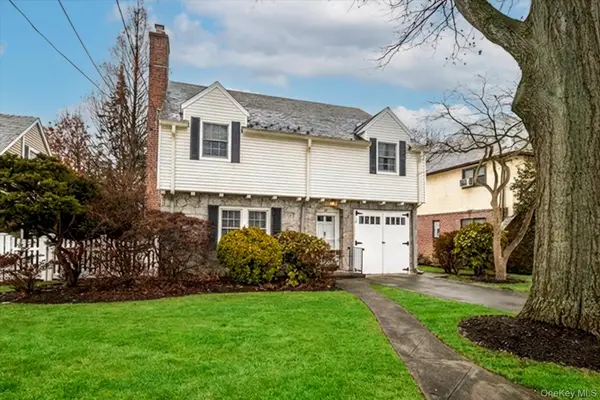 28 Saint Thomas Place, Malverne, NY 11565