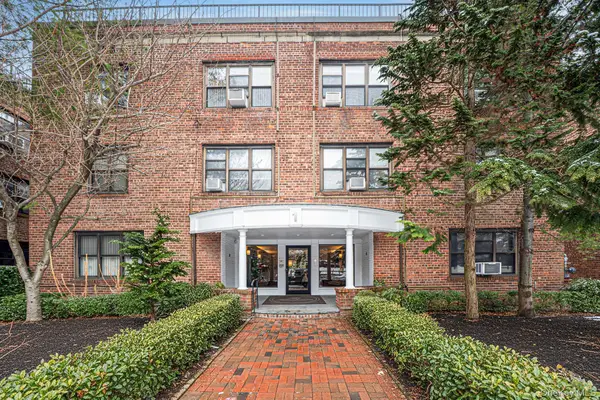 1 Town House Place #3H, Great Neck, NY 11021