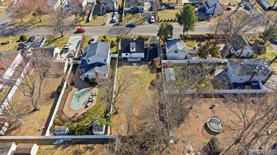 7 E Lakeland Street, Bay Shore, NY 11706 - #3