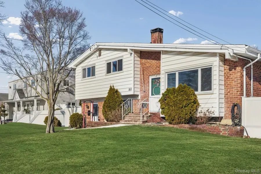 253 W 20th Street, Deer Park, NY 11729 - #2