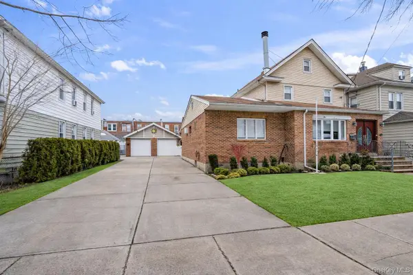 11 W Hitchcock Avenue, Floral Park, NY 11001