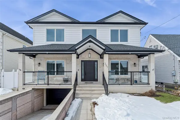 207 Pershing Parkway, Mineola, NY 11501