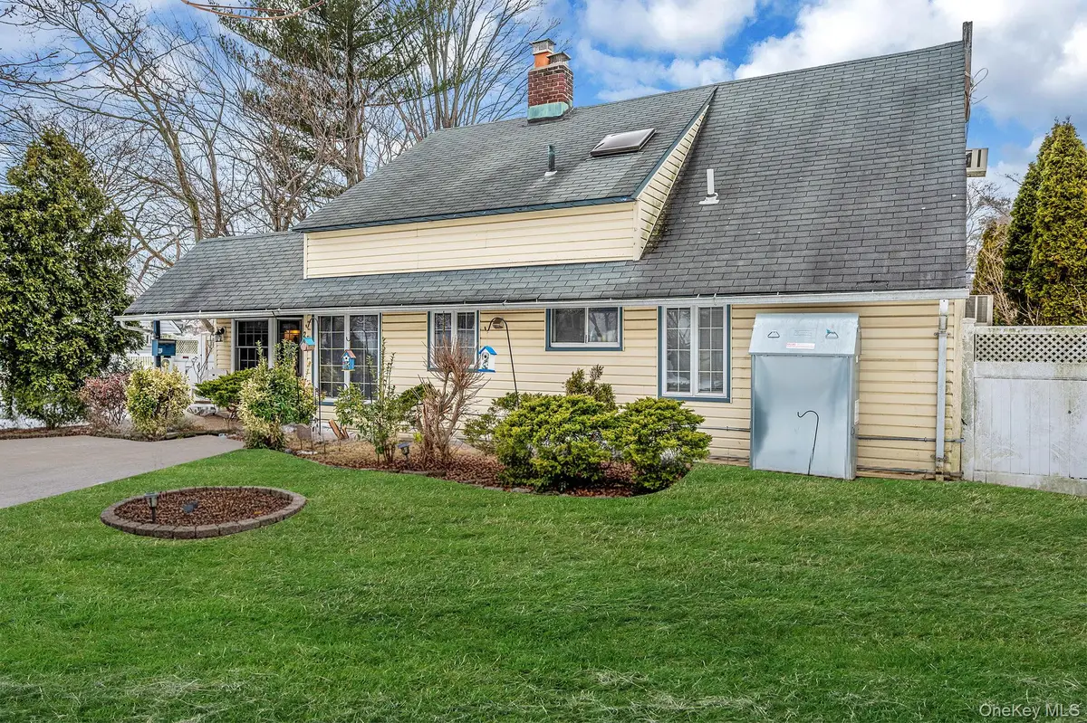 22 Mercury Lane, Levittown, NY 11756 - #1