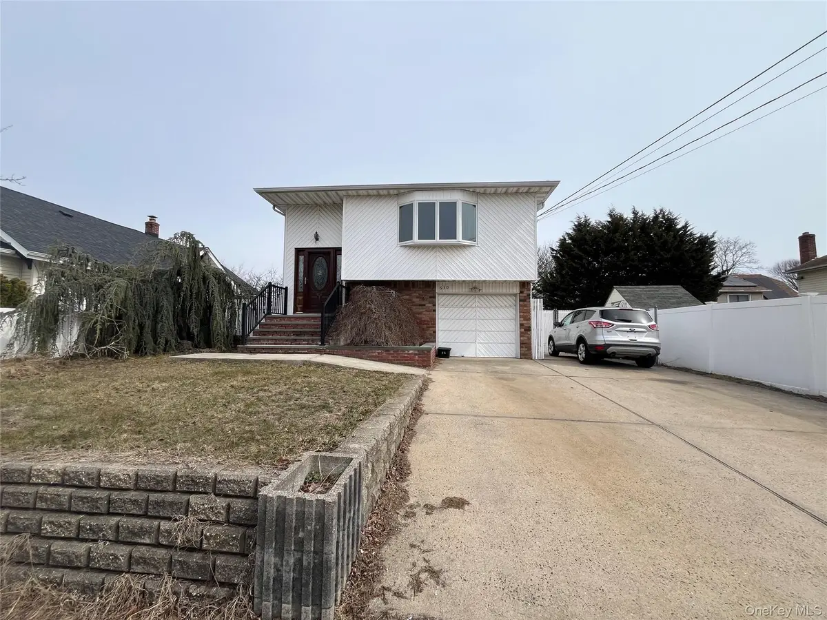 630 S Wellwood Avenue, Lindenhurst, NY 11757 - #1