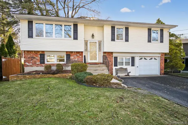 8 Stern Court, Huntington Station, NY 11746