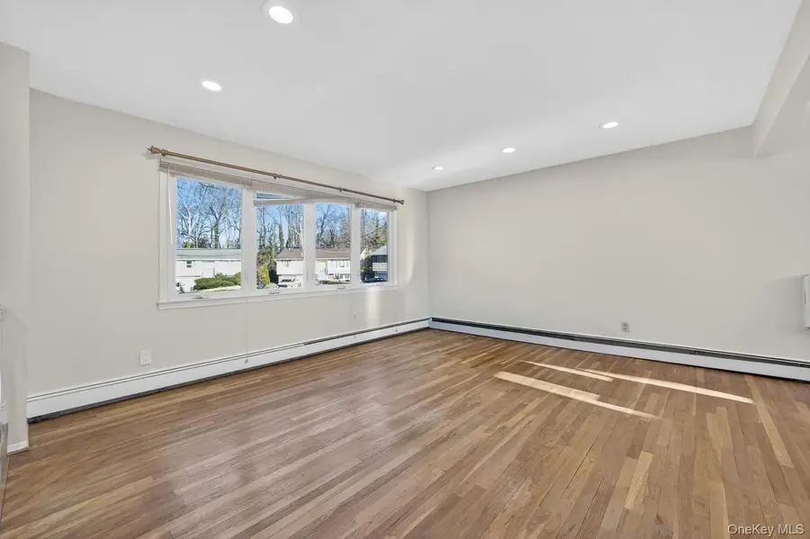 8 Stern Court, Huntington Station, NY 11746 - #3