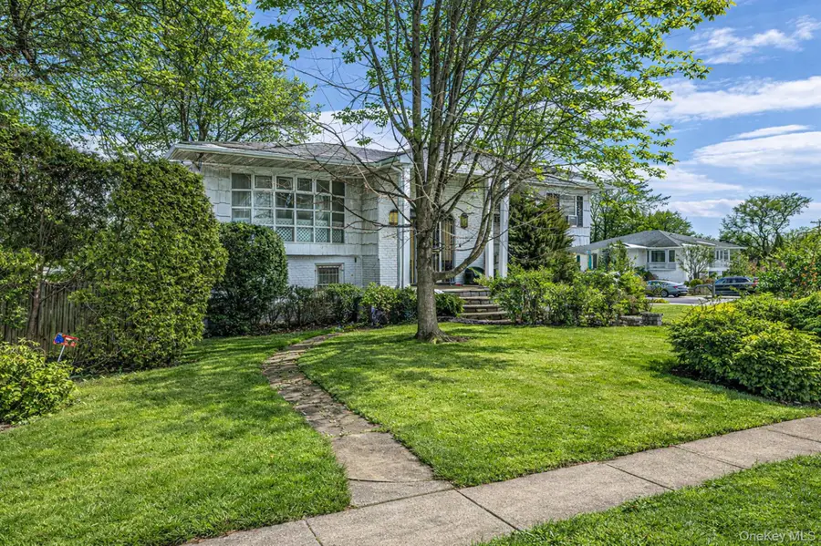 425 Old Courthouse Road, Manhasset Hills, NY 11040 - #2