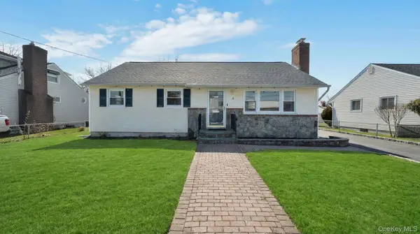 4 Cecil Place, Hicksville, NY 11801