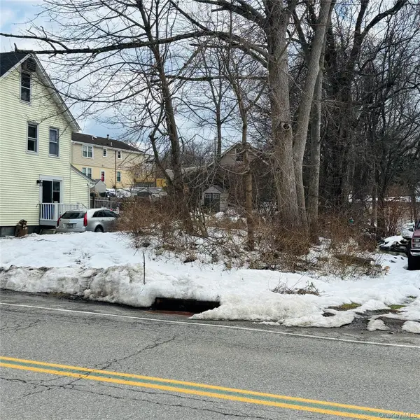 Between 229 and 231 Westchester Avenue, Buchanan, NY 10511