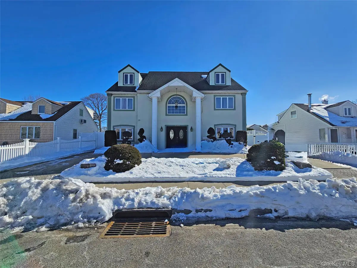 645 W Wyngate Drive W, Valley Stream, NY 11580 - #1