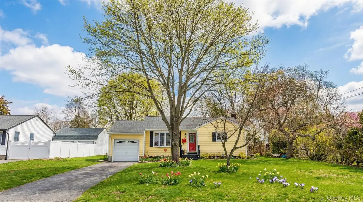 9 Amherst Road, West Sayville, NY 11796 - #1