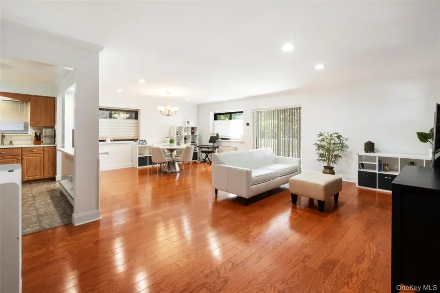 21 Canterbury Road #6, Great Neck, NY 11021 - #3