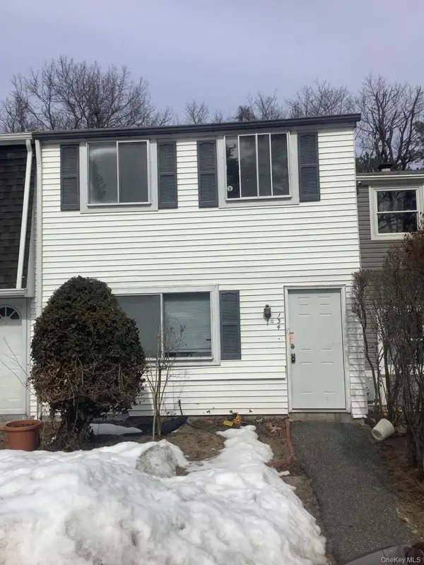 134 Hill Crescent, Calverton, NY 11933