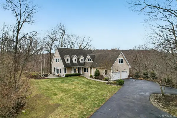 25 Navajo Trail, Sloatsburg, NY 10974