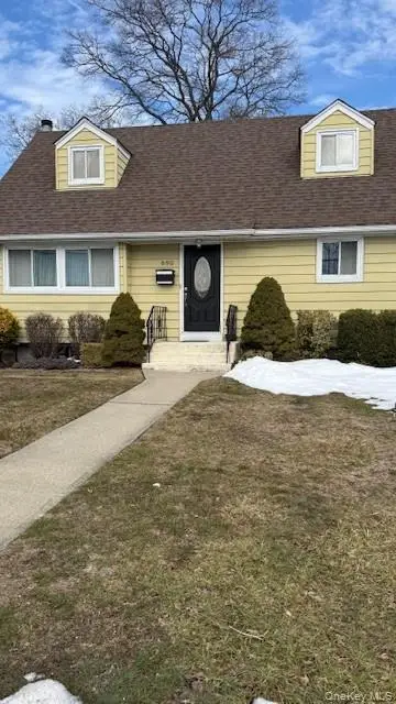 690 N Delaware Avenue, Lindenhurst, NY 11757