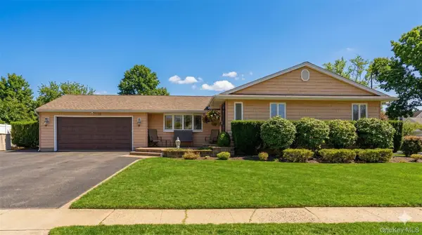 15 Leeward Lane, Commack, NY 11725