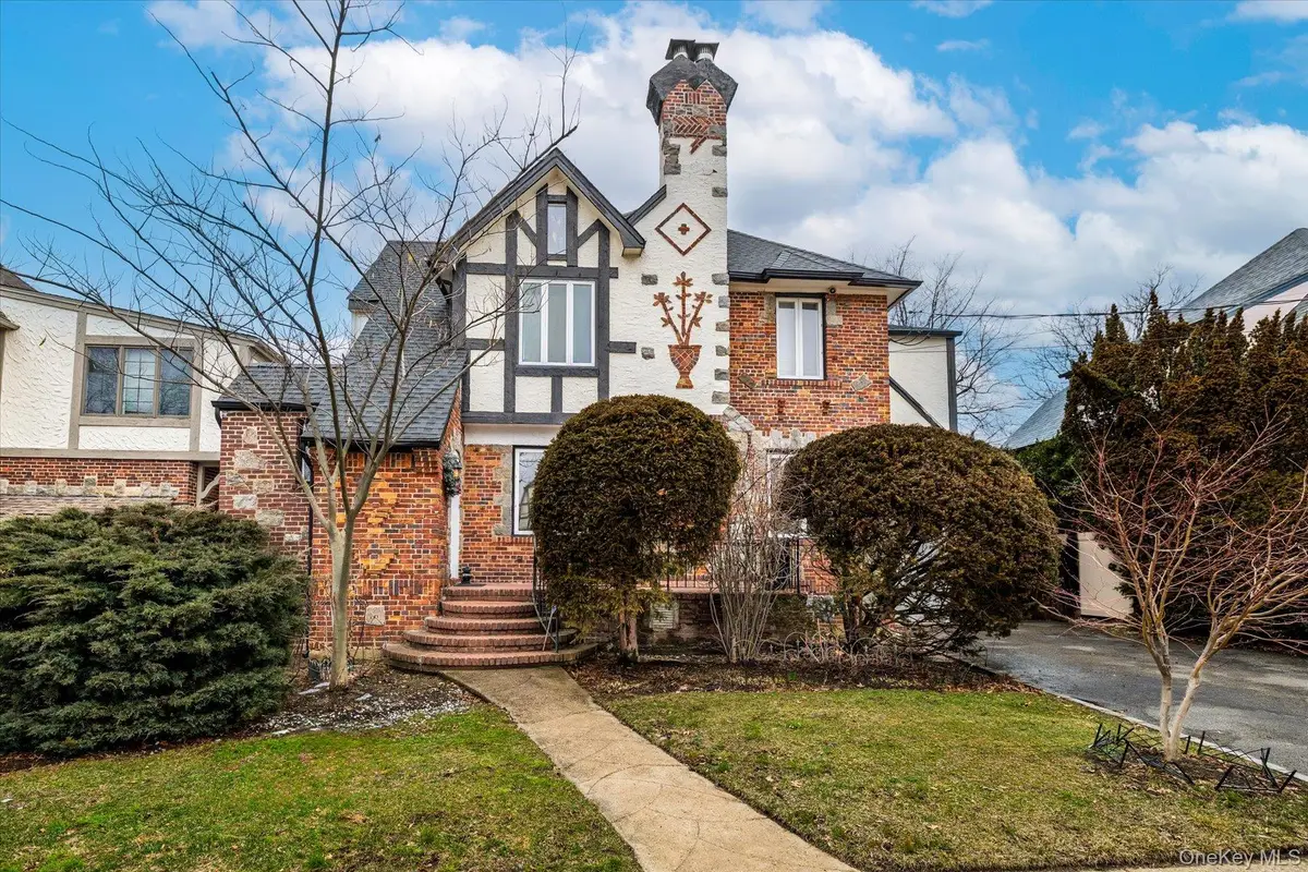 34 Reyam Road, Lynbrook, NY 11563 - #1