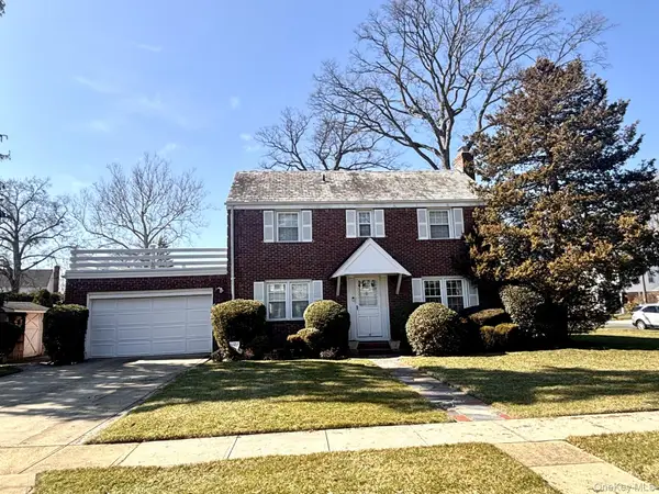 15 Seeley Court, Malverne, NY 11565