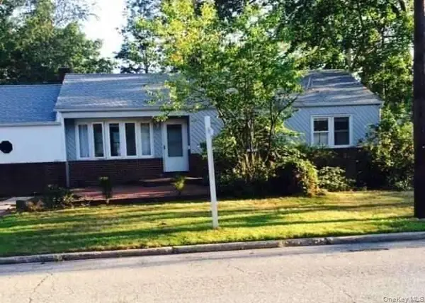 10 Sinclair Drive, Greenlawn, NY 11740