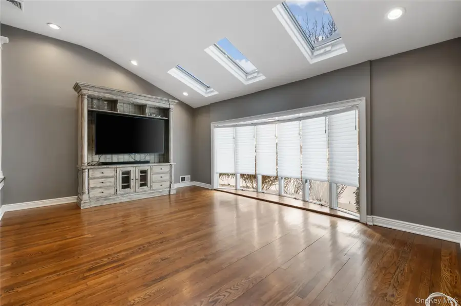 7 Rita Lane, Plainview, NY 11803 - #3