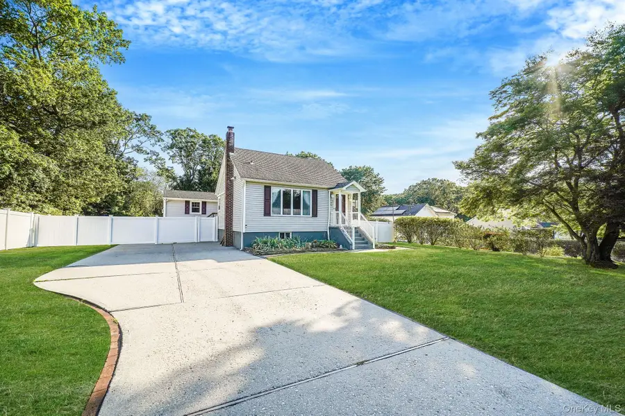6 Cedar Oaks Avenue, Farmingville, NY 11738 - #2