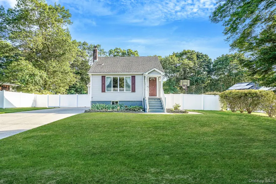 6 Cedar Oaks Avenue, Farmingville, NY 11738 - #3