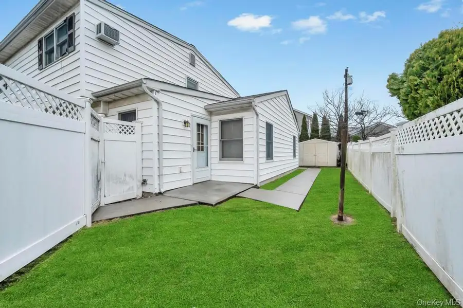 33 Pond Lane, Levittown, NY 11756 - #2