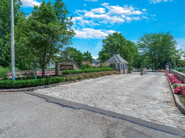 34 Lakebridge Drive S, Kings Park, NY 11754