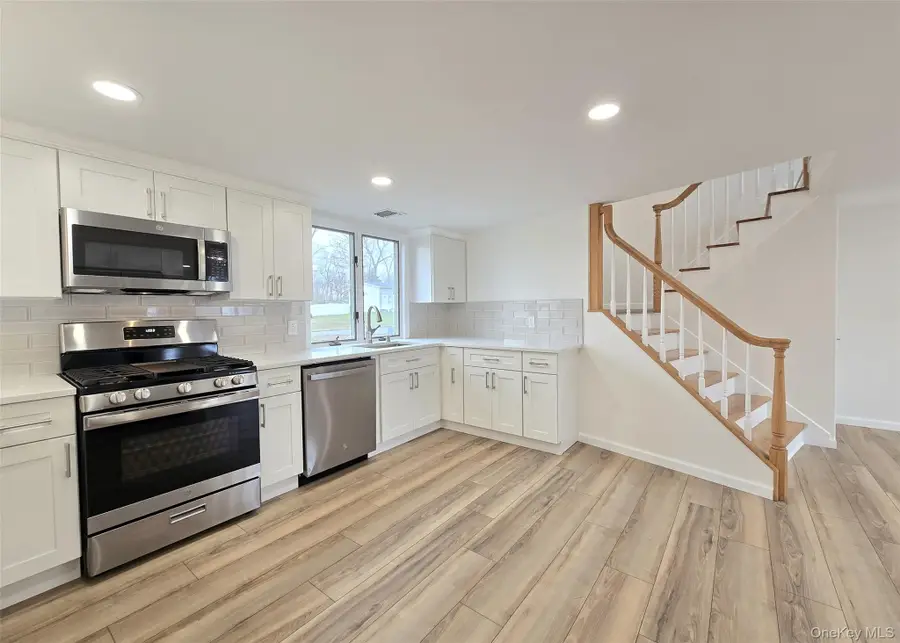 21 Possum Lane, East Setauket, NY 11733 - #3