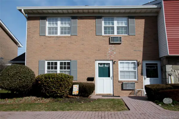 18 Springwood Drive #A, North Babylon, NY 11703