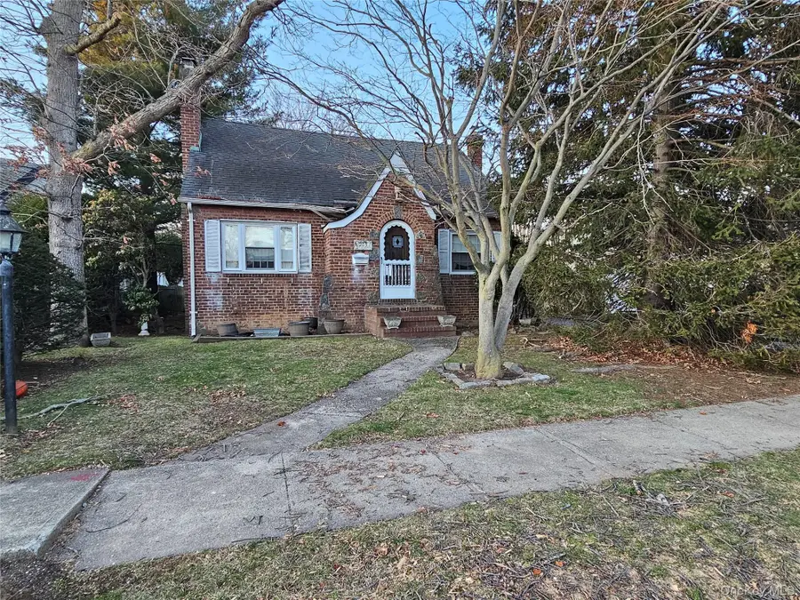 203 Massachusetts Avenue, Massapequa, NY 11758 - #2