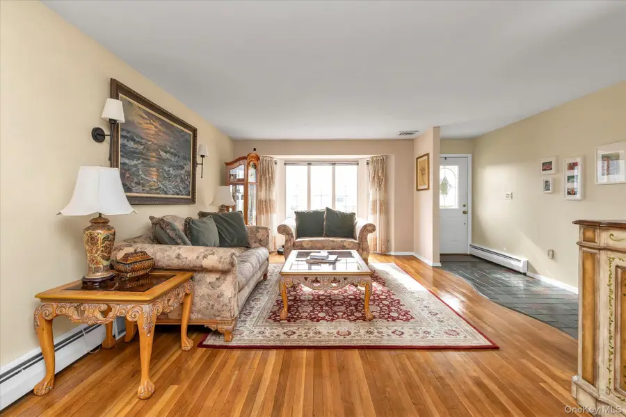 654 Oakwood Court, Westbury, NY 11590 - #3