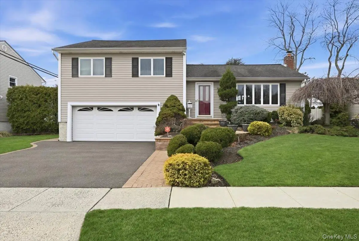 19 Keswick Lane, Plainview, NY 11803 - #1