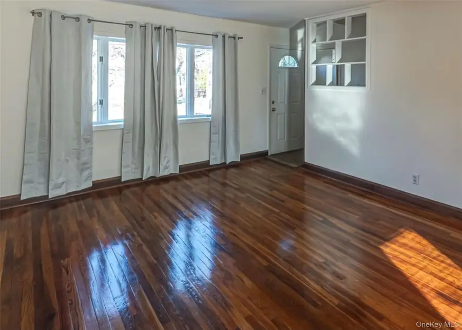 75 Miles Avenue, Albertson, NY 11507 - #2