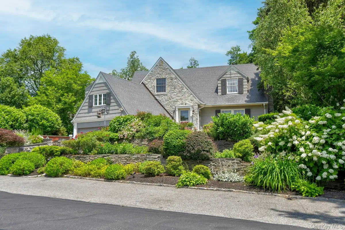 6 Janssen Drive, Manhasset, NY 11030 - #1